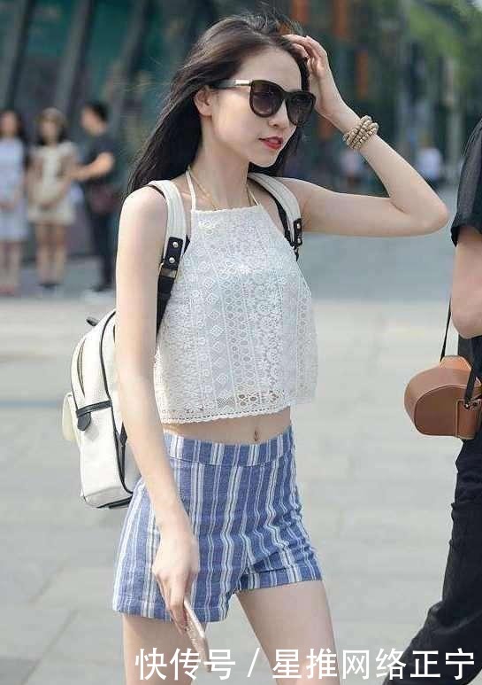 青春|黑色短袖搭配高腰修身牛仔裤,青春靓丽,甜美可爱