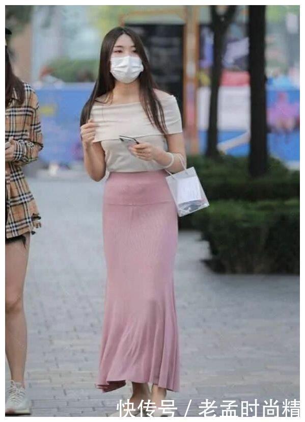 女孩|街拍:别再“惯”着连衣裙了,半身裙时髦又修身,聪明的女孩都在穿了!