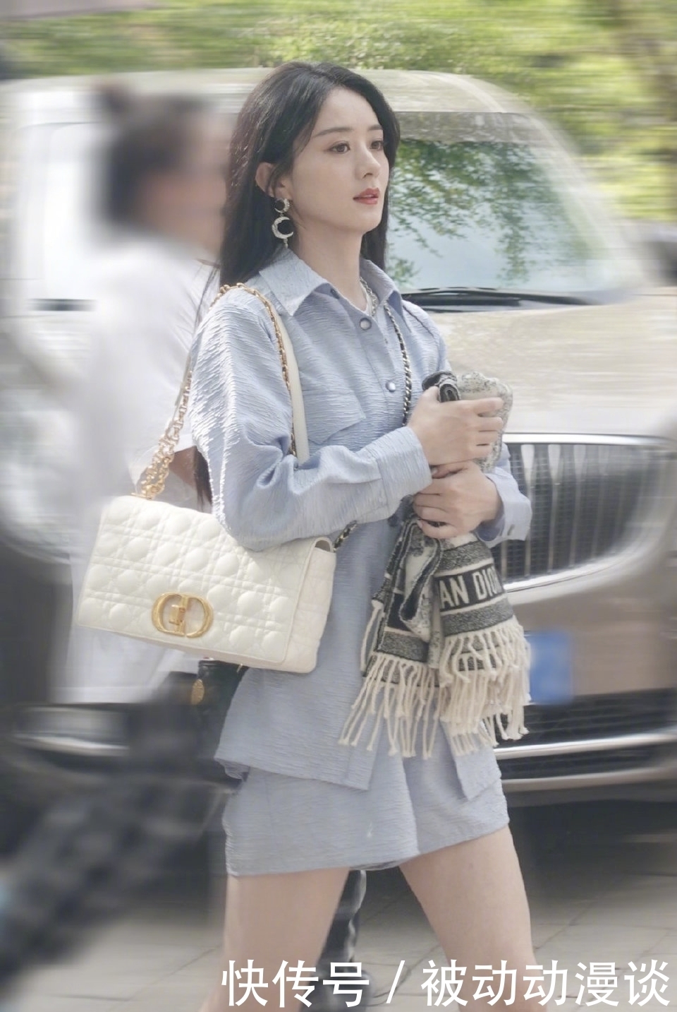赵丽颖离婚后现身何炅主持的综艺!路透图曝光,背的包包好眼熟