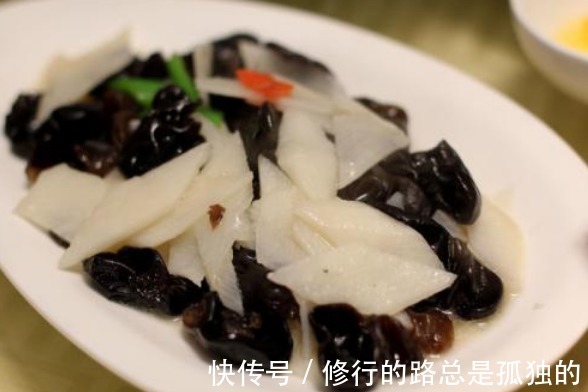 炒木耳，下锅就“噼里啪啦”，真吓人！教你1招，不炸锅，更脆爽