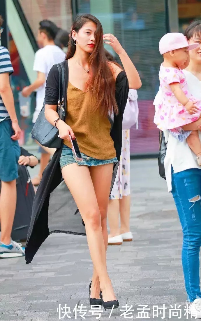 街拍高跟鞋经典搭配,穿出女性的自信与魅力