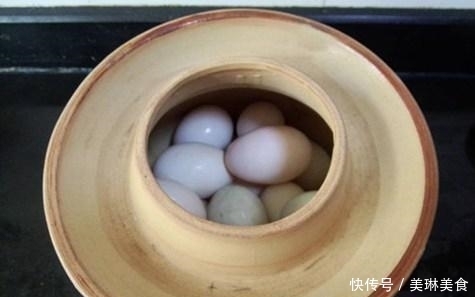 夏天|夏天就要自制咸鸭蛋,沙酥流油,营养丰富,空口吃才过瘾!