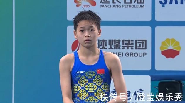 |搞笑一幕!全红婵领奖低着头,旁边的何教练提醒她,瞬间昂首挺胸