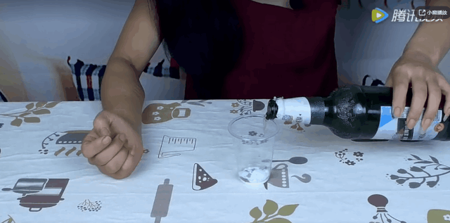 一杯热水倒进下水道，厨房半年没异味，太简单了！