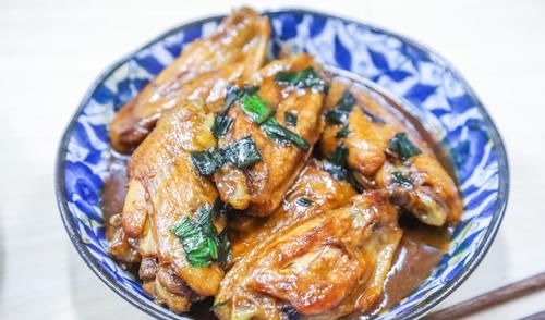 舅舅一家来做客，妈妈做了10道菜招待，大伙吃了都说好