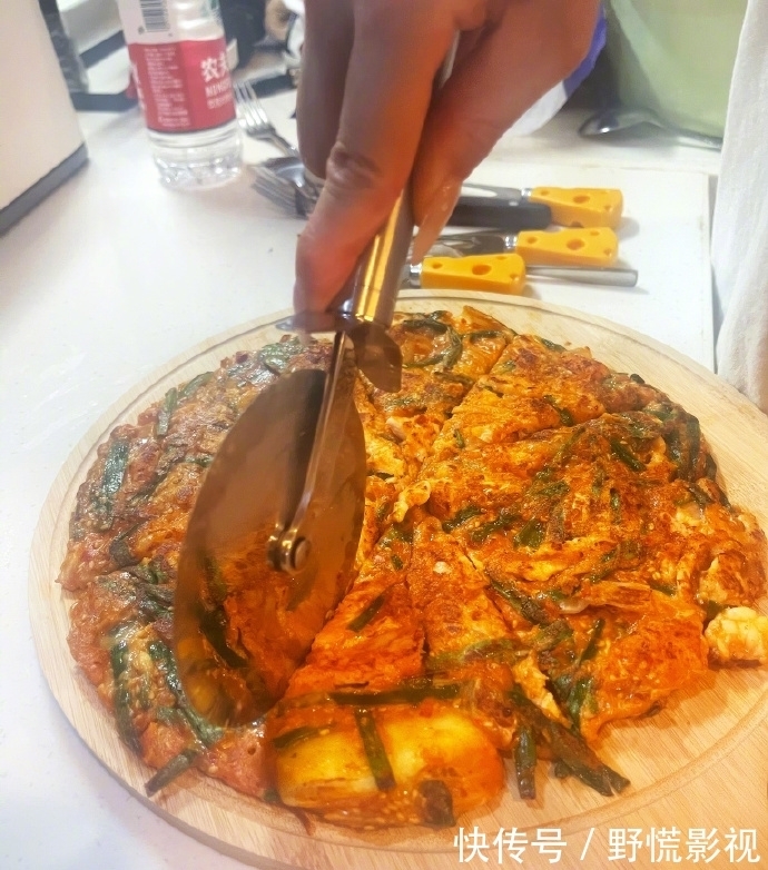 林允分享近期日常 下厨做美食生活情趣满满