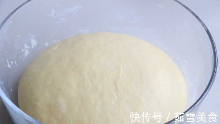 健康|面粉里加2个鸡蛋，不用蒸不用炸，健康好吃，女儿一口一个停不了