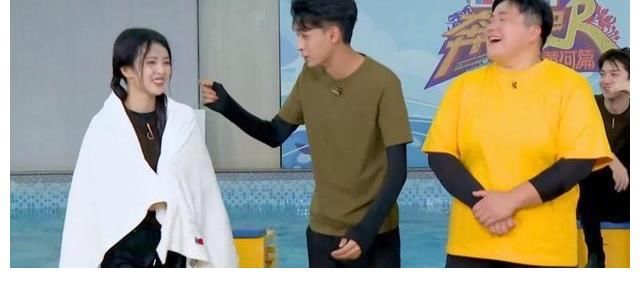 秦霄贤白鹿录制《跑男吧》相互伤害，送白鹿落水，秦霄贤毫不心软