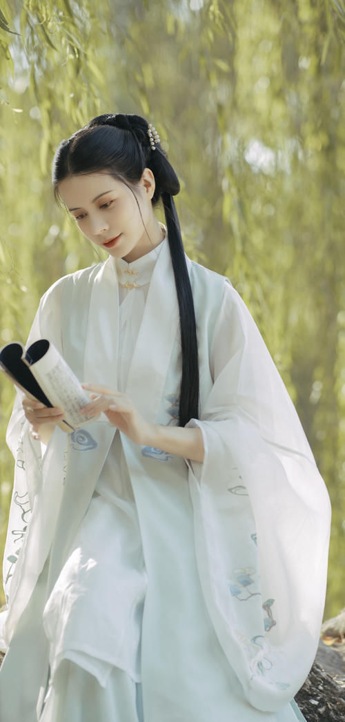  楚楚动人|有一种汉服叫“白月光裙”，仙气又温柔，自带“楚楚动人”滤镜