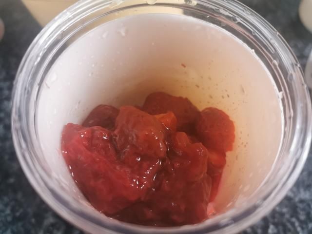  孩子在家吵着吃蛋糕，无奈之下自己动手给孩子做，孩子吃了一半