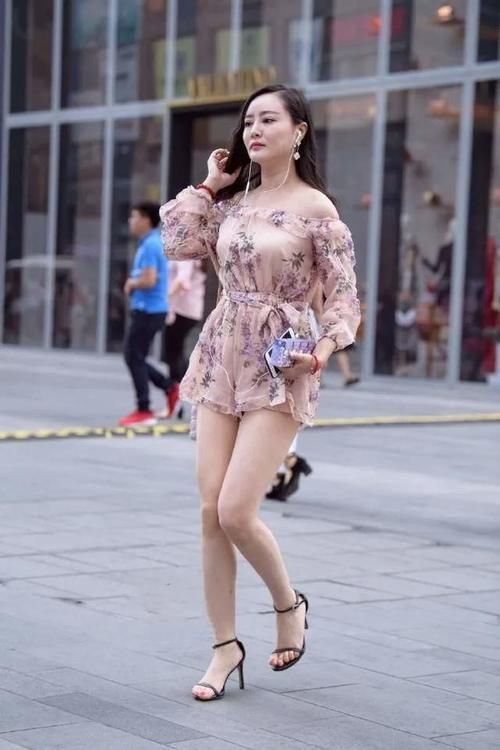 一字领印花连衣裙,搭配黑色一字带高跟凉鞋,穿出时尚靓丽的风采