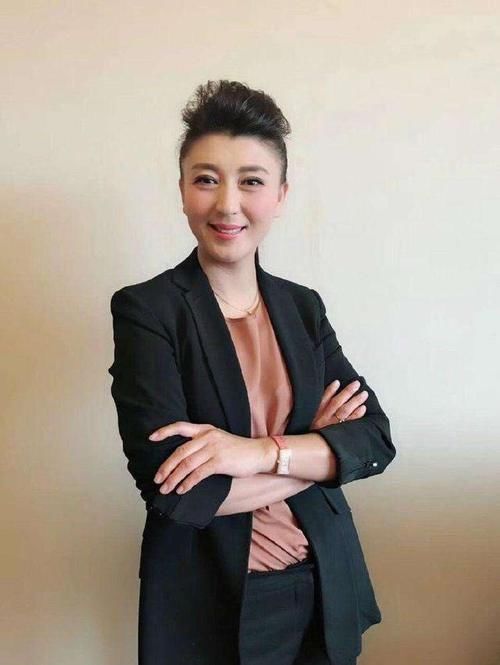 学生|奔五年纪不服老，穿卫衣配紧身裤，波波头48岁嫩似女学生