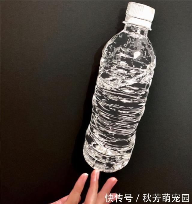 光影@日本妹子把白纸刻成玻璃杯,连水珠都能看见,裸眼3D还能这么玩?