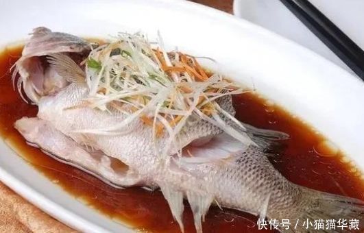 清蒸鱼时,有人放盐,有人放酱油,厨师长都不放教你正确做法