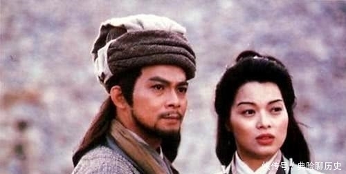 乔峰|天山掌硬碰降龙掌!童姥武功超凡,面对战神乔峰又如何?