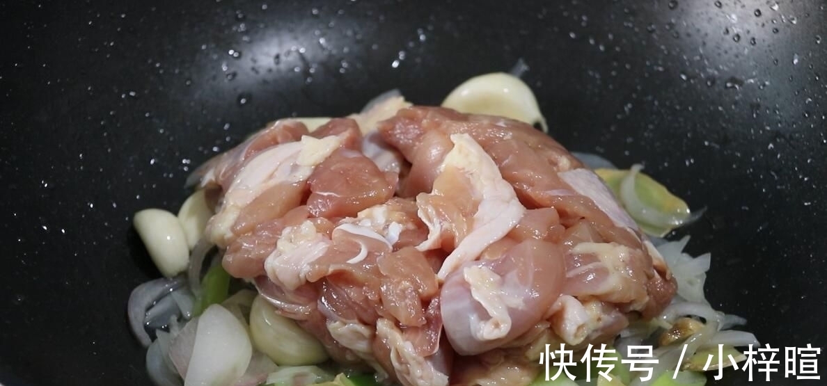 葱油鸡|用烤箱做的纸包葱油鸡，比红烧鸡还香，做法太简单了