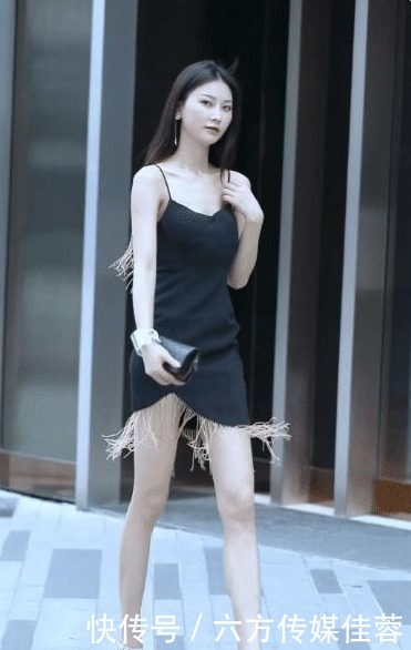 美女真是个时尚精,穿着吊带连衣裙露面,温柔中带着性感