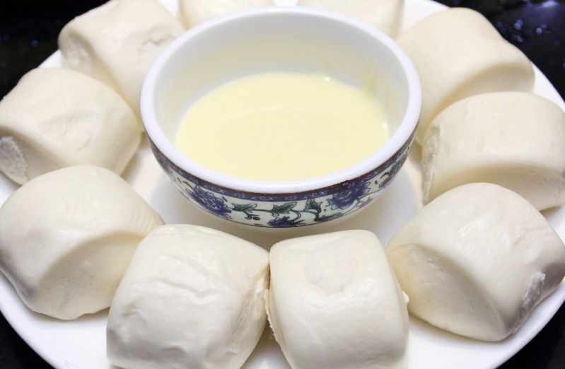 发面时,别只会加酵母,再加这2样,半小时发满盆,个个暄软蓬松