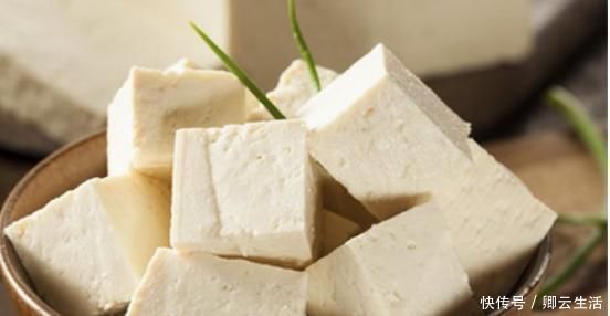 老年人|年纪越大,膝盖老化越严重,与其吃大把钙片,不如多吃3种食物