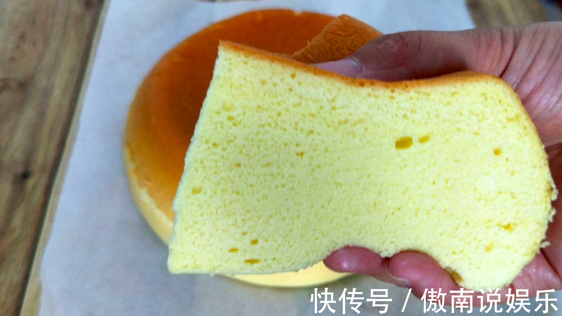 教你电饭锅做蛋糕，一搅一拌，柔软香甜，不塌不缩，一个都不够吃