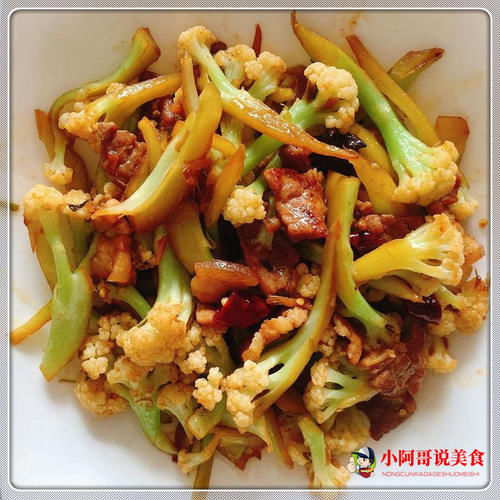 花菜不要焯水，做出来的干煸的花菜，焦香爽脆，不会软绵绵，超级下饭