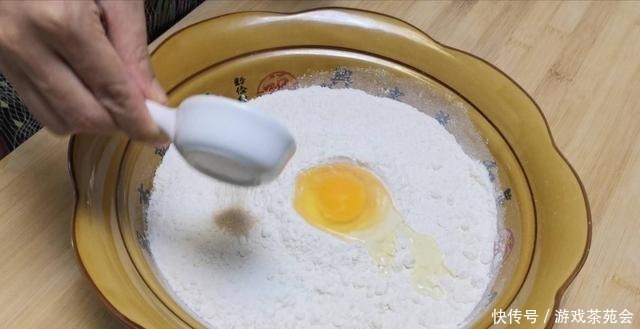 爱吃发面烙饼的收藏了,试试这样做,非常好吃,我家一周吃好几次!