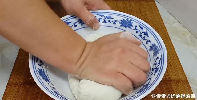 烧饼这样做才香酥,锅里烙一烙,比买的还好吃,咬一口就香酥掉渣