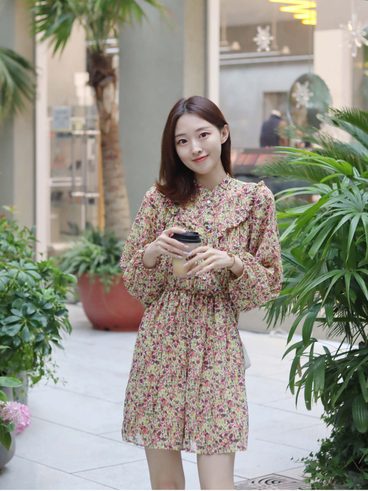 小姐姐|蓝盈莹又“火”了，穿碎花连衣裙清新减龄，秀出“漫画腿”好抢镜