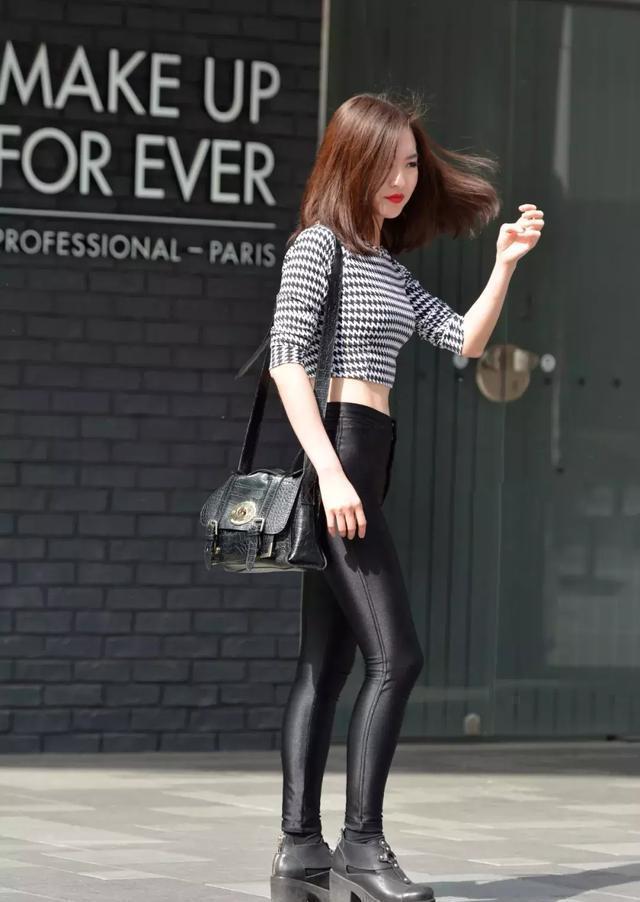 长筒袜 短装长袖上衣搭配黑色修身长裤,温婉简约,貌美如花