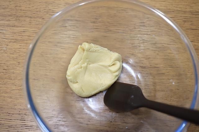 美味|黑芝麻酱绿豆沙月饼还真好吃，说啥也得试一试，歪打正着的美味