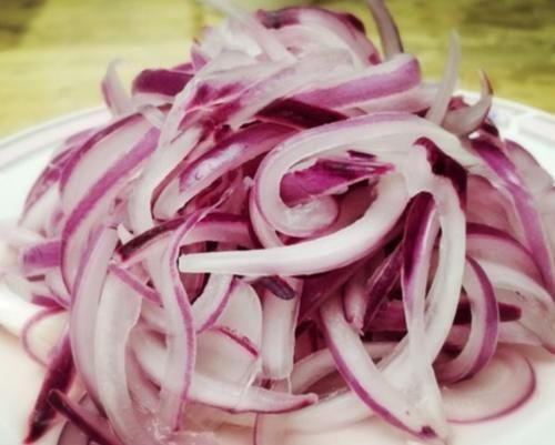 洋葱新吃法来袭,分分钟搞定一盘菜,开胃爽口,怎么吃也吃不够