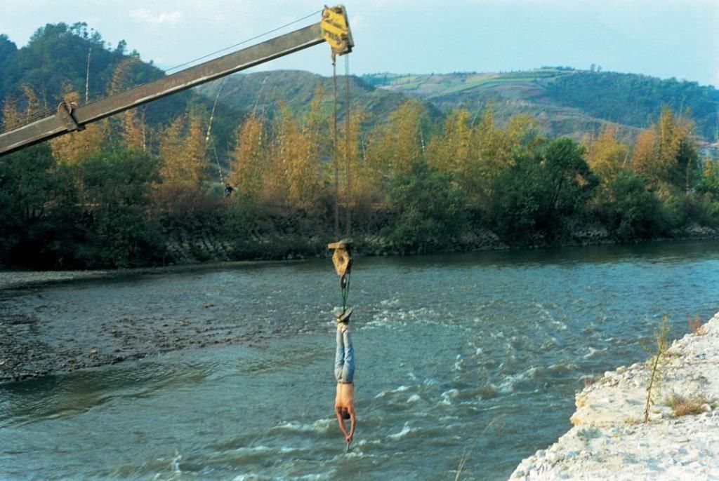 小伙取下自己的肋骨做成项圈,把自己封进水泥里,他的人生太疯狂