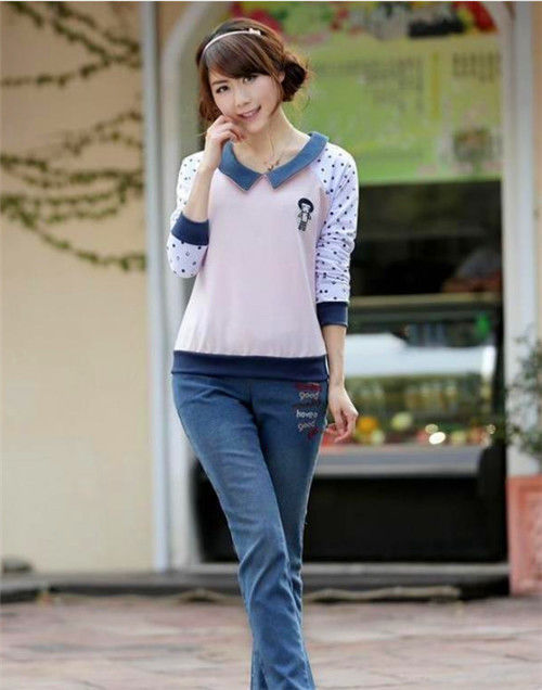 街拍:小姐姐身着田园风格碎花连衣裙,特别有女人味,恬静优雅