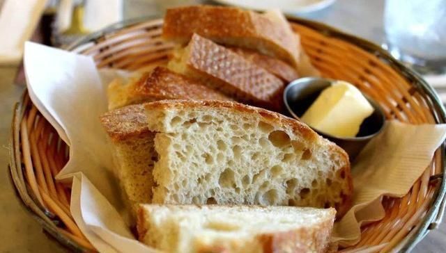 服务员|去吃西餐时,为什么服务员会先给一份面包服务员放心,没有坑