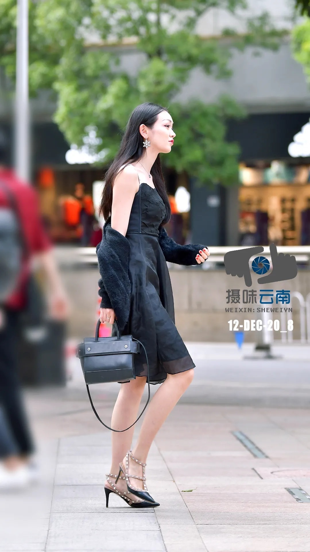 抵御|街拍:简洁、经典小黑裙永不退潮流,演绎最难抵御的诱惑