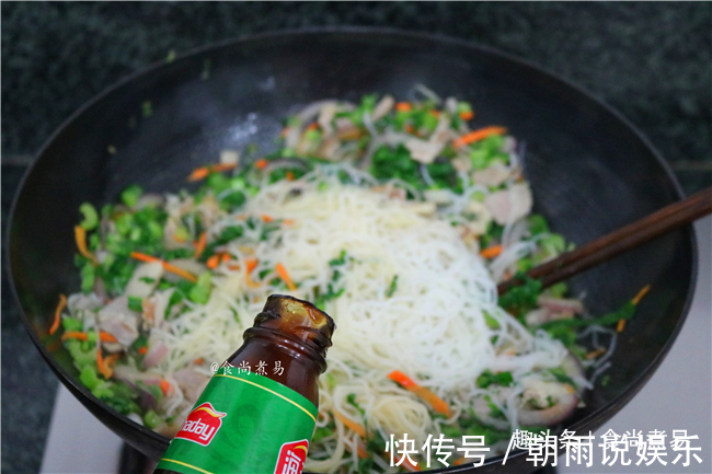 不煲米饭时,我家常吃此款主食,比面条清爽,食材搭配很随意