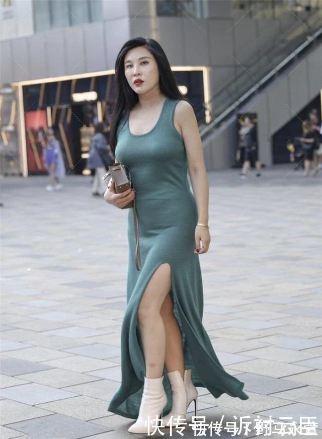 小姐姐 小姐姐墨绿色连衣长裙,开叉的设计让穿搭显得不那么呆板