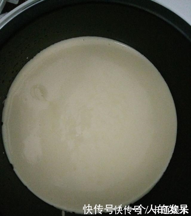 蛋糕|电饭煲蛋糕 起的非常高，材料只需4样 可香了松软好吃