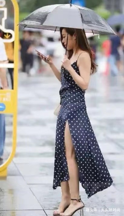 高跟鞋|蓝底白点吊带连衣裙,个性又美丽,男神心中的最爱