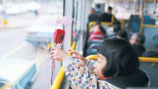 奶奶|4岁孙子连踹奶奶两脚,只因没给孩子买冰淇淋,爸爸的做法太解气