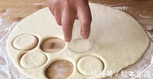 油饼|早餐不要出去买了，面粉里加1个鸡蛋，筷子一搅，2分钟就能吃