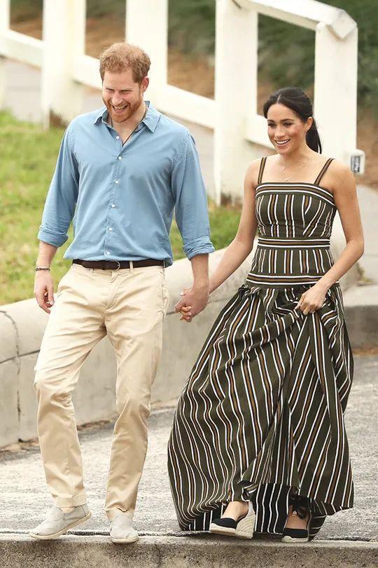 草编包 完爆小白鞋!这双神仙凉鞋跪求你买,巨显腿长