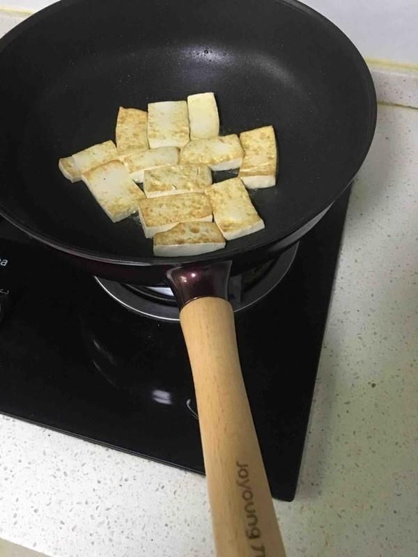 不粘锅|煎豆腐,别直接下油锅,多加这“1步”,豆腐不粘锅还不会碎