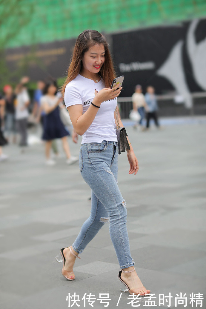 街拍牛仔裤装扮让你休闲有型,轻松展现出潇洒惬意的一面