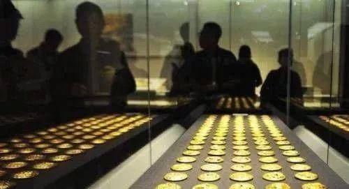 湖边发现皇帝墓,盗洞15米,专家再挖5公分,1吨黄金就没有了