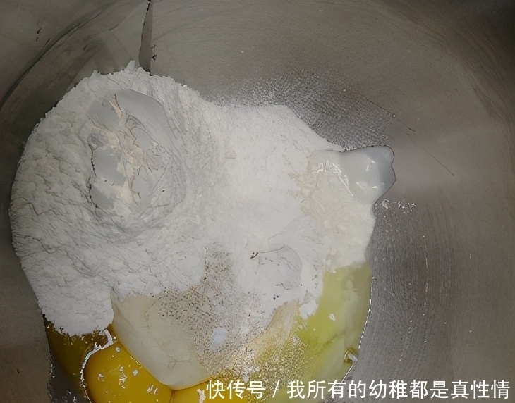 在家做一款西式甜点,味道比蛋糕店的还好吃,大人小孩都爱吃