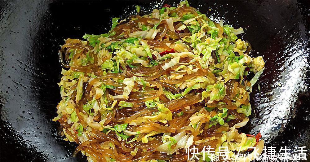 好吃|包菜炒粉条怎么做才好吃?教你1个小技巧,不坨不粘锅,味道也香