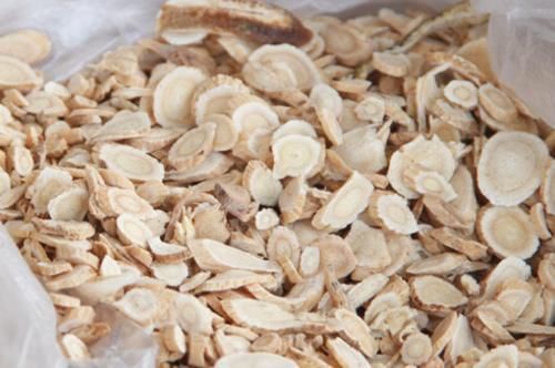 黄芪是很好的补药,但此3类人尽量别吃,不然就