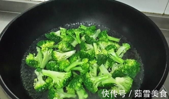 “不焯水不能吃”的四种蔬菜,西蓝花上榜,图3没熟透容易中毒