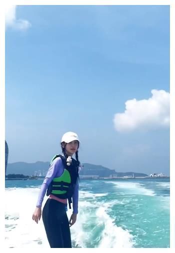 b刚录完《跑男》，baby就去冲浪，摔15次不放弃，登热搜第一被质疑